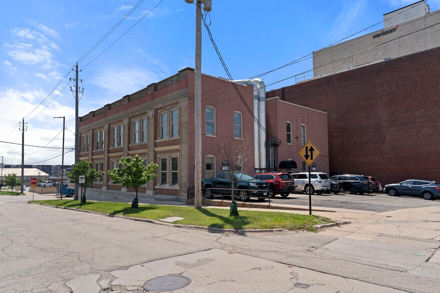 526 2nd Ave SE, Cedar Rapids, IA à vendre - Photo du bâtiment - Image 2 de 50