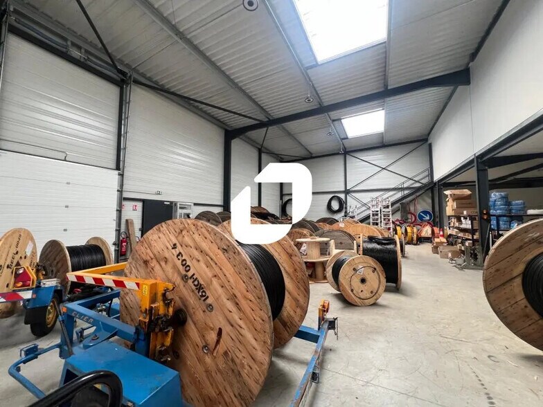 Local d'activités dans Vaulx-Milieu à vendre - Photo du bâtiment - Image 3 de 24