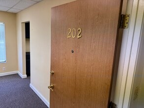 596 N Lake Ave, Pasadena, CA for lease Interior Photo- Image 1 of 7