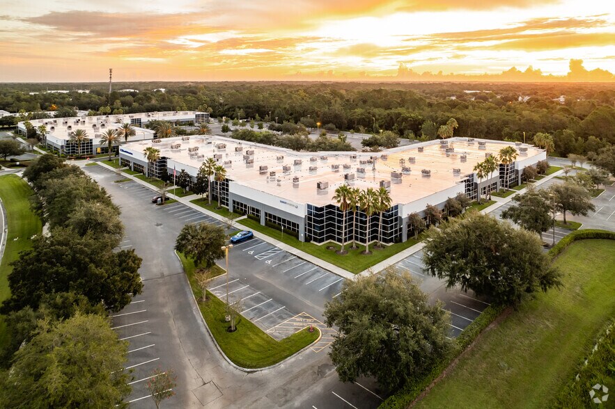 2501 Discovery Dr, Orlando, FL à louer - Photo du bâtiment - Image 2 de 15