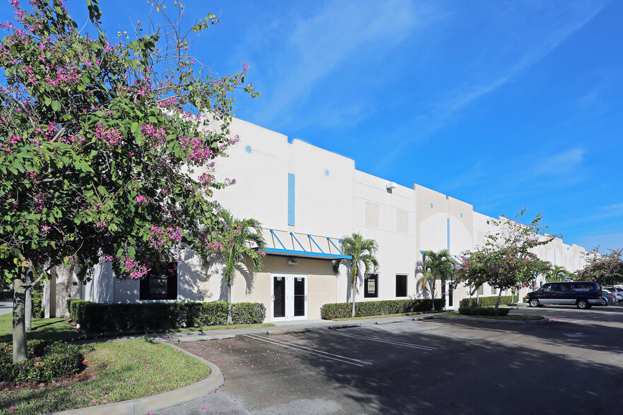 534 Mercantile Pl, Port Saint Lucie, FL for lease - Building Photo - Image 3 of 4