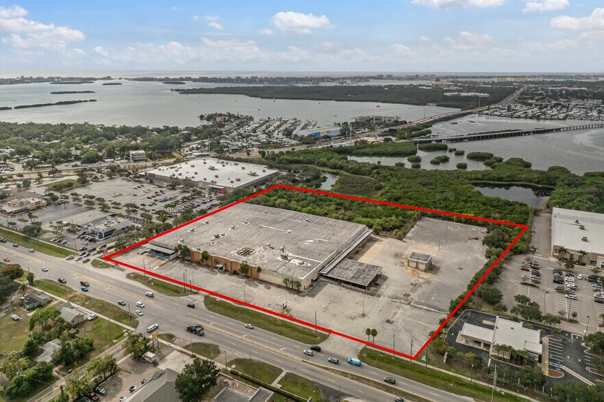 4600 Park St N, Saint Petersburg, FL à louer - Photo du bâtiment - Image 2 de 19