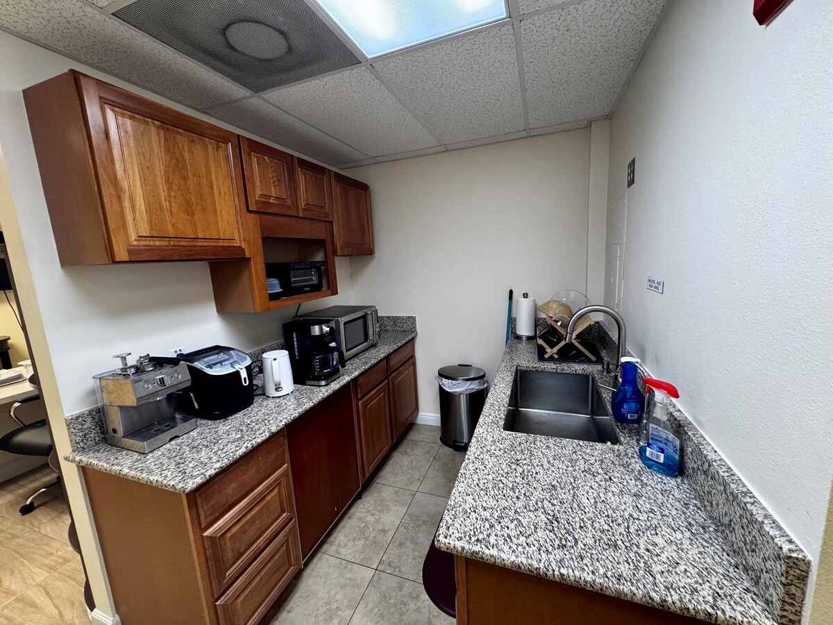 1550-1582 Global Ct, Sarasota, FL 34240 - Unité 1550 - - Photo intérieure - Image 1 of 14