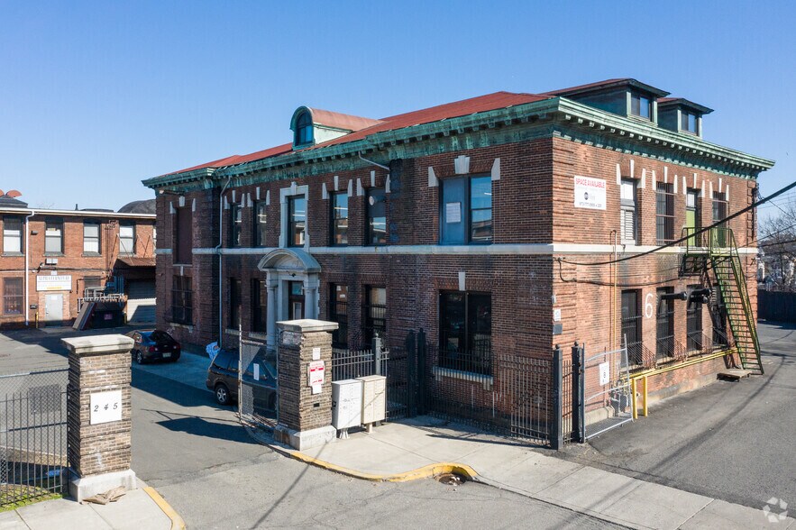 245 4th St, Passaic, NJ à louer - Photo du bâtiment - Image 3 de 8