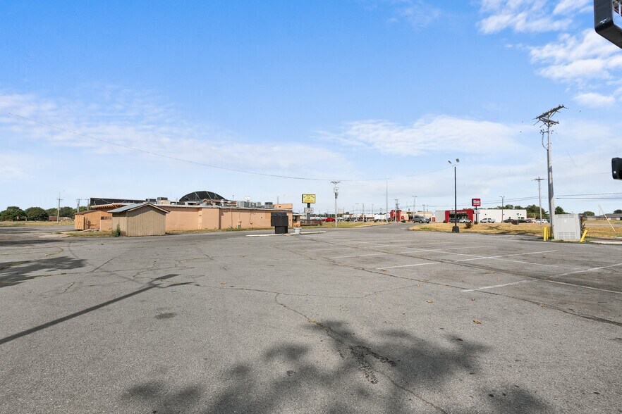 1105 S Main St, Sikeston, MO for lease - Building Photo - Image 2 of 18