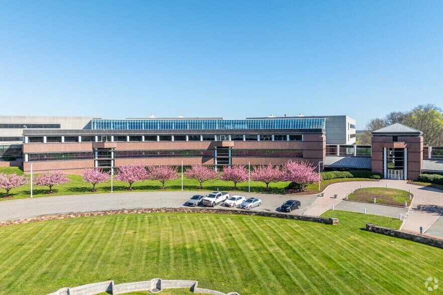 500 Arcola Rd, Collegeville, PA à louer - Photo du bâtiment - Image 2 de 15