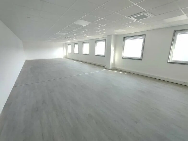 Office in Saint-Quentin-Fallavier for sale - Interior Photo - Image 1 of 7