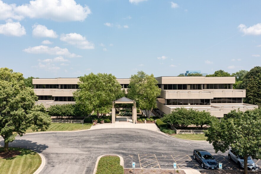 40 Shuman Blvd, Naperville, IL à louer - Photo du bâtiment - Image 1 de 12