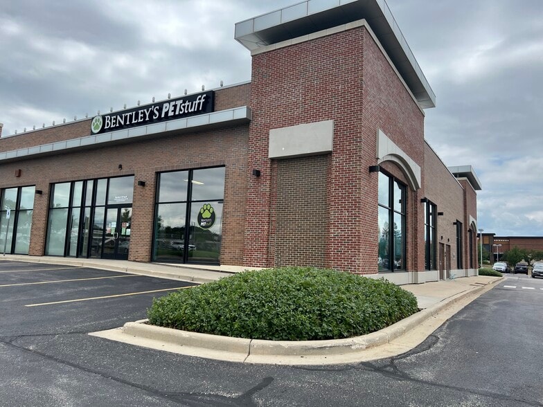 17260-17300 W Bluemound Rd, Brookfield, WI for lease - Building Photo - Image 2 of 6