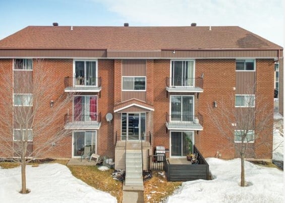 433 Rue Thibodeau, Saint-jean-sur-richelieu, QC for sale Primary Photo- Image 1 of 1