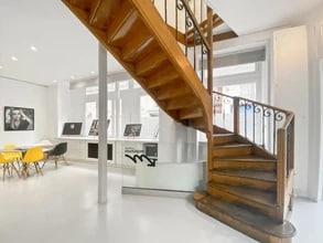 Retail in Paris for lease Interior Photo- Image 2 of 3