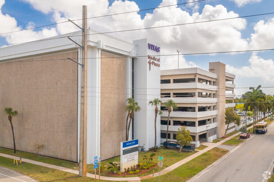 100 NW 170th St, North Miami Beach, FL à louer - Photo du bâtiment - Image 1 de 16