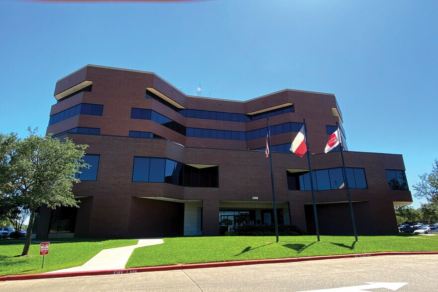 3000 Briarcrest Dr, Bryan, TX à louer - Photo du bâtiment - Image 3 de 23