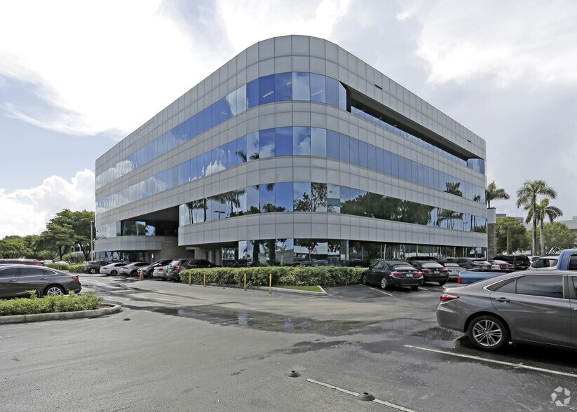 5835 Waterford District Dr, Miami, FL à louer - Photo du bâtiment - Image 3 de 8