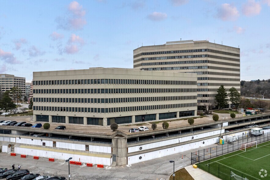 105 Moatfield Dr, Toronto, ON à vendre - Photo du bâtiment - Image 3 de 3