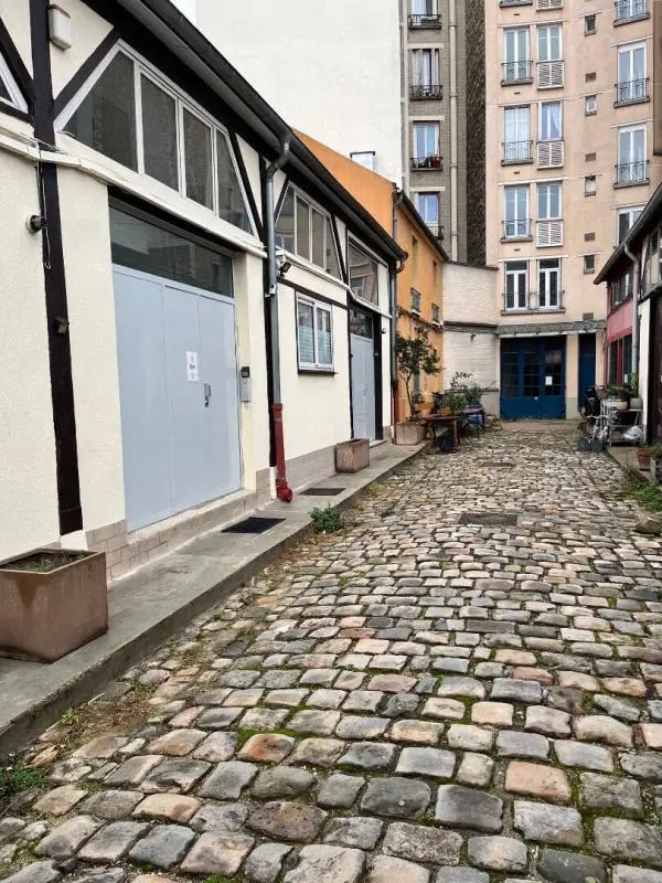 Retail in Paris for lease Building Photo- Image 1 of 3