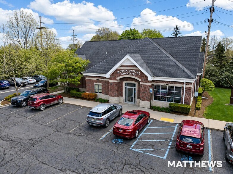 18757 Huron River Dr, New Boston, MI à vendre - Photo du bâtiment - Image 2 de 5