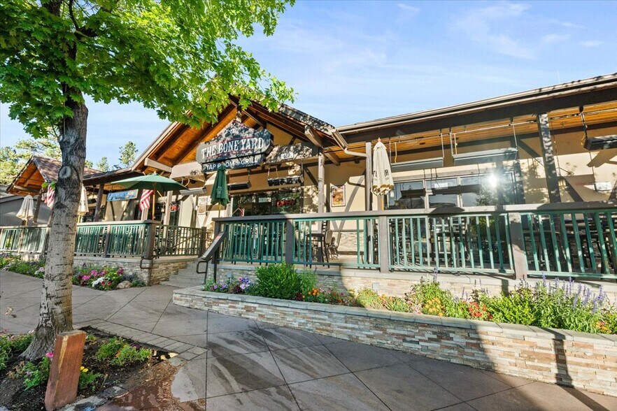 560 Pine Knot Ave, Big Bear Lake, CA à vendre - Photo du bâtiment - Image 2 de 22