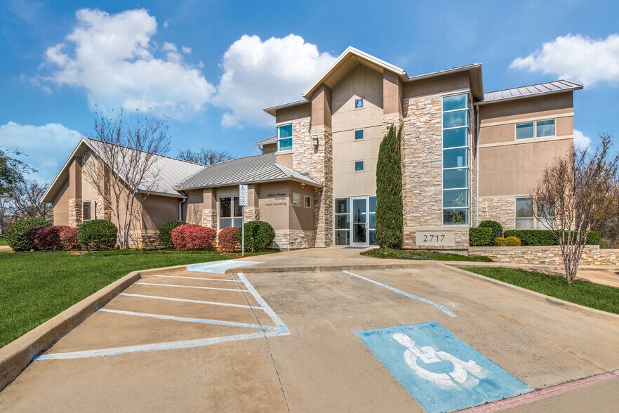 2717 Windriver Ln, Denton, TX à vendre - Photo du bâtiment - Image 2 de 7