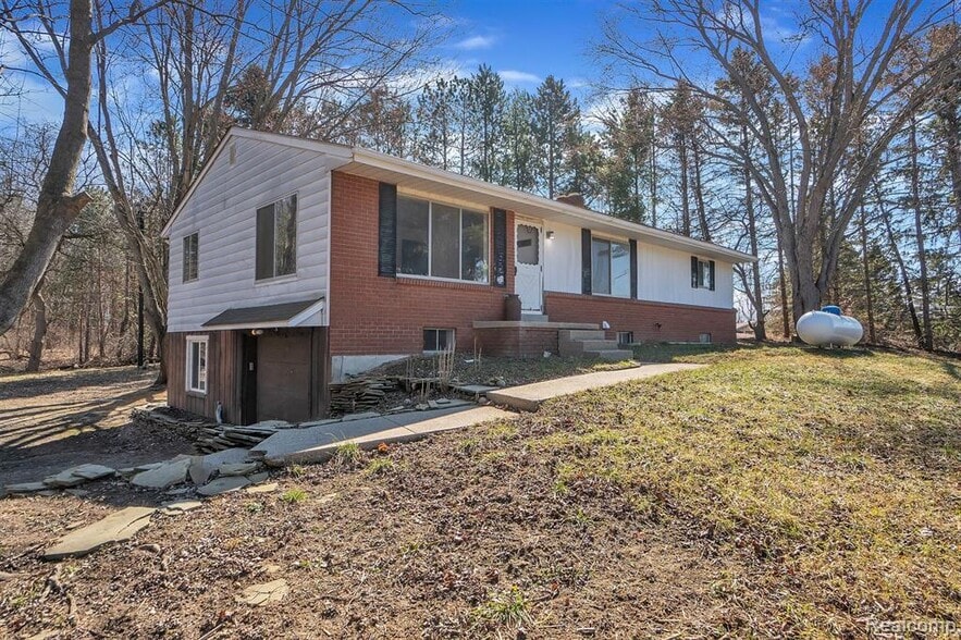 10050 Hyne Rd, Brighton, MI for sale - Building Photo - Image 3 of 12