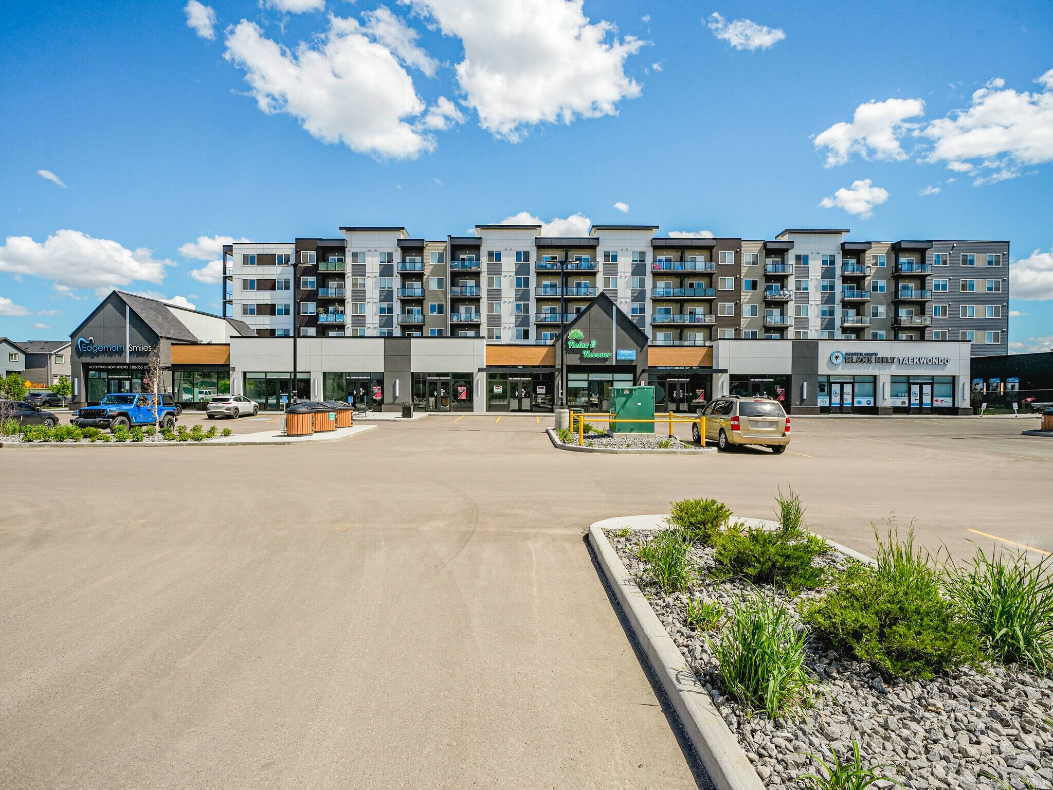 5335-5397 Edgemont Blvd NW, Edmonton, AB à vendre Photo principale- Image 1 de 29