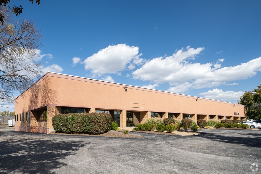 18067-18099 Edison Ave, Chesterfield, MO à louer - Photo principale - Image 1 de 4
