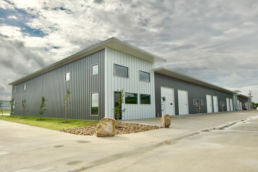 190 Ninety Four Ln, Taylor, TX à vendre - Photo du bâtiment - Image 3 de 13