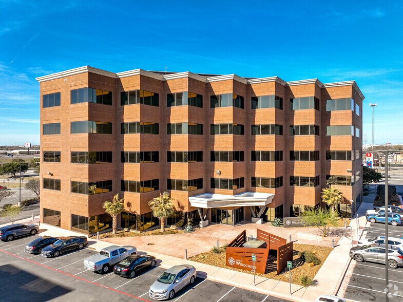 8940 Fourwinds Dr, San Antonio, TX à louer - Photo du bâtiment - Image 2 de 23