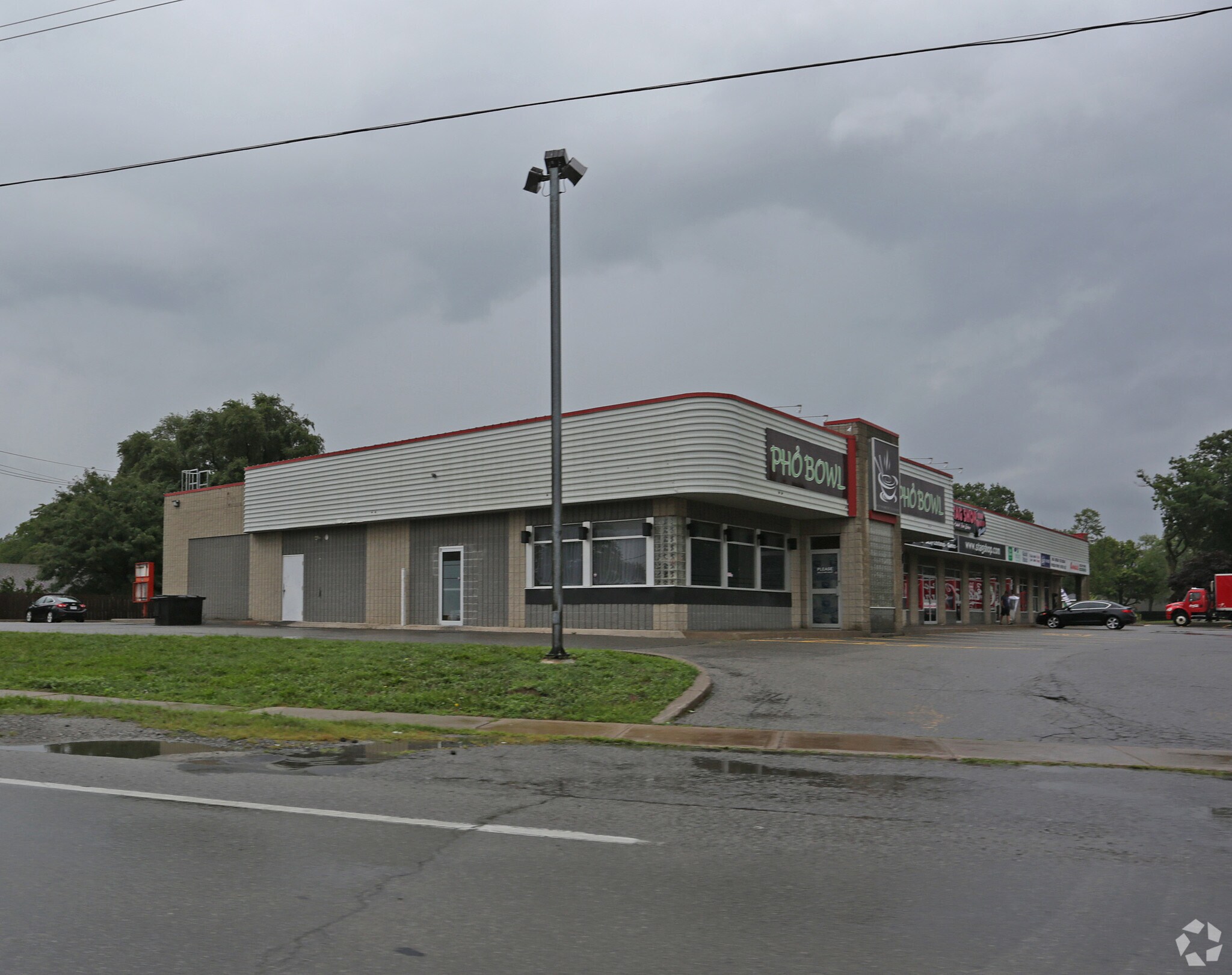7637 Lundy's Ln, Niagara Falls, ON à louer Photo principale- Image 1 de 3