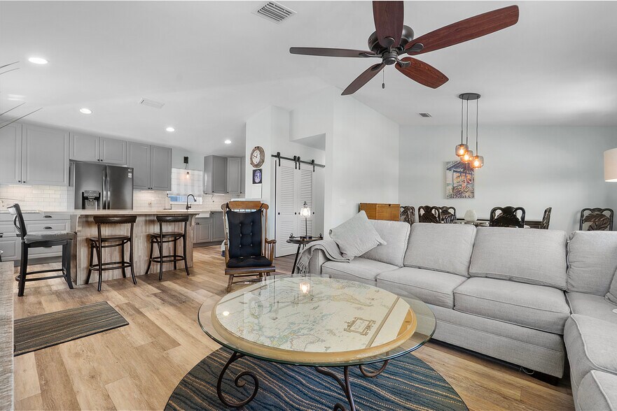 7709 Ridgewood Ave, Cape Canaveral, FL à vendre - Photo intérieure - Image 2 de 32