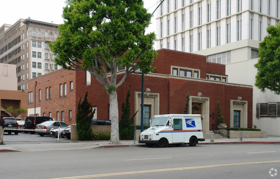 121 S Beverly Dr, Beverly Hills, CA à louer - Photo du bâtiment - Image 3 de 9