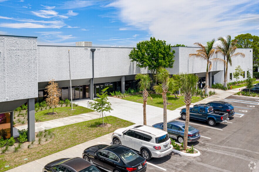 1081 Holland Dr, Boca Raton, FL à louer - Photo du bâtiment - Image 2 de 7