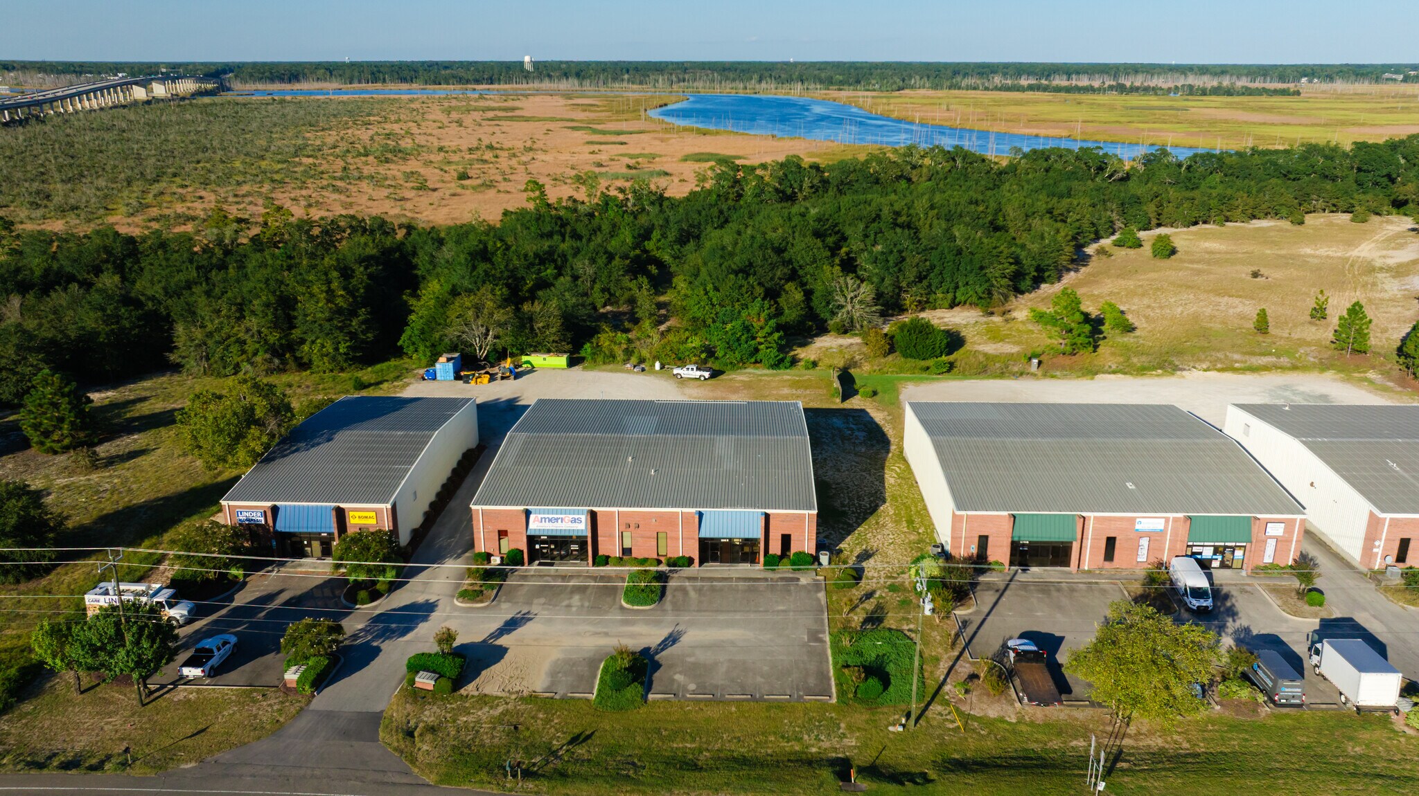 Fully Leased Office/Warehouse Buildings portefeuille de 3 propriétés à vendre sur LoopNet.ca Photo du bâtiment- Image 1 de 18