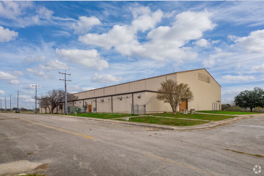 8225 Dave Erwin Dr, San Antonio, TX à vendre - Photo du bâtiment - Image 3 de 27