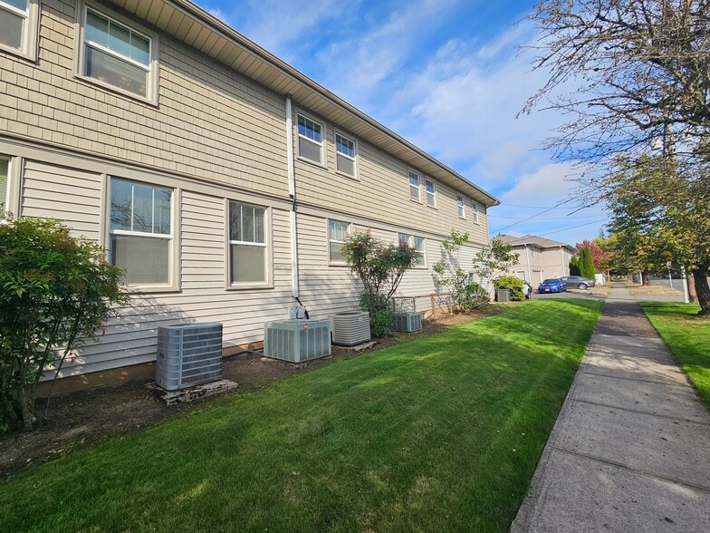 945 Columbia St NE, Salem, OR for sale - Building Photo - Image 2 of 10