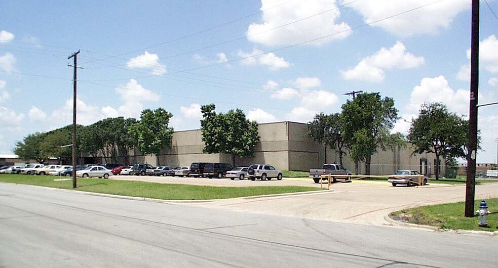 2445 Santa Anna Ave, Dallas, TX à louer - Photo du bâtiment - Image 2 de 2