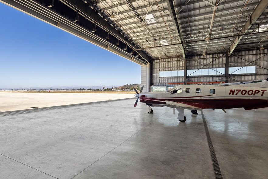 800 Aviation Dr, Camarillo, CA à vendre - Photo du bâtiment - Image 2 de 10