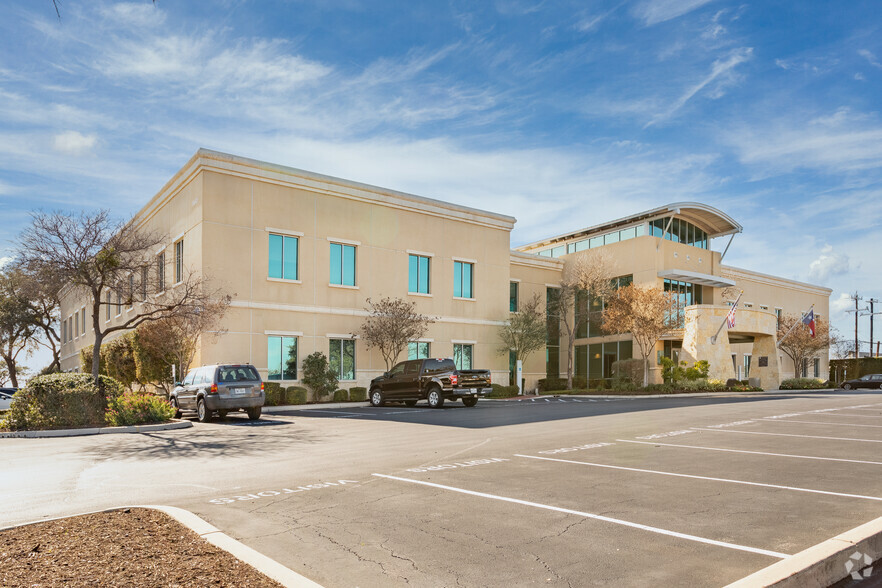 11603 W Coker Loop Rd, San Antonio, TX à louer - Photo du bâtiment - Image 1 de 13