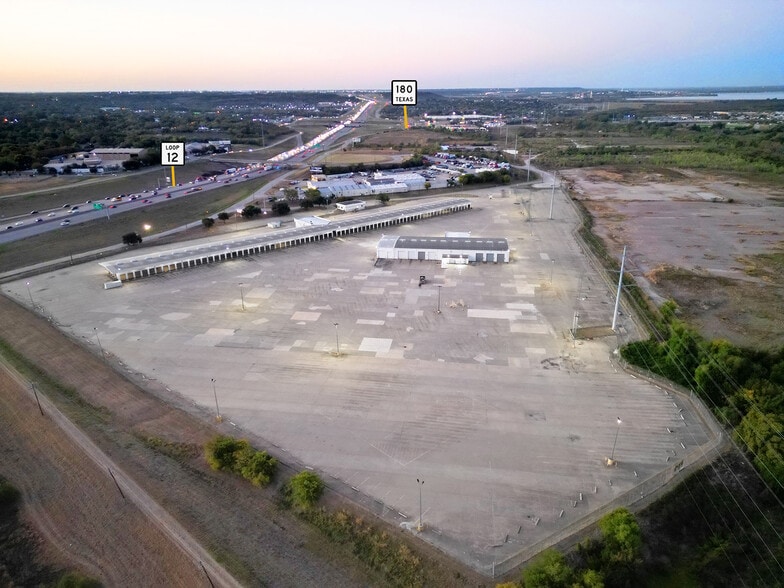 1501 N Walton Walker Blvd, Dallas, TX for lease - Building Photo - Image 1 of 8