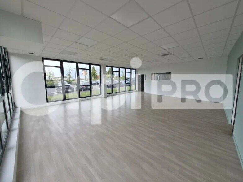 Office in Tinqueux for lease - Interior Photo - Image 3 of 8