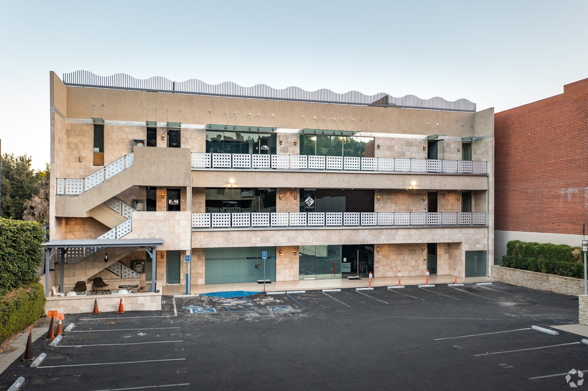 11331 Ventura Blvd, Studio City, CA à louer Photo principale- Image 1 de 7