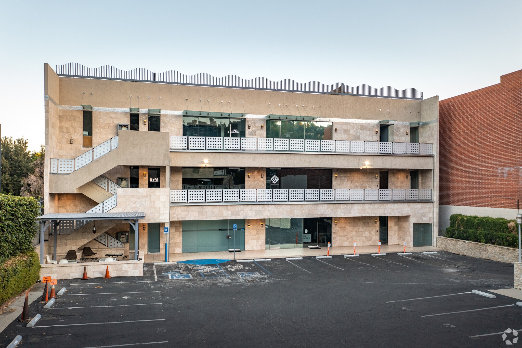 11331 Ventura Blvd, Studio City, CA for lease Primary Photo- Image 1 of 7