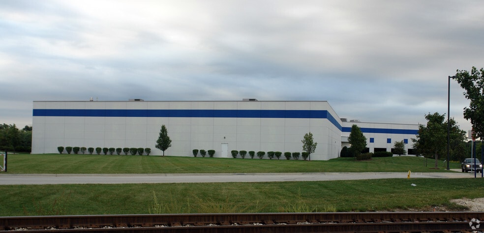 1740 Internationale Pky, Woodridge, IL for lease - Building Photo - Image 2 of 2