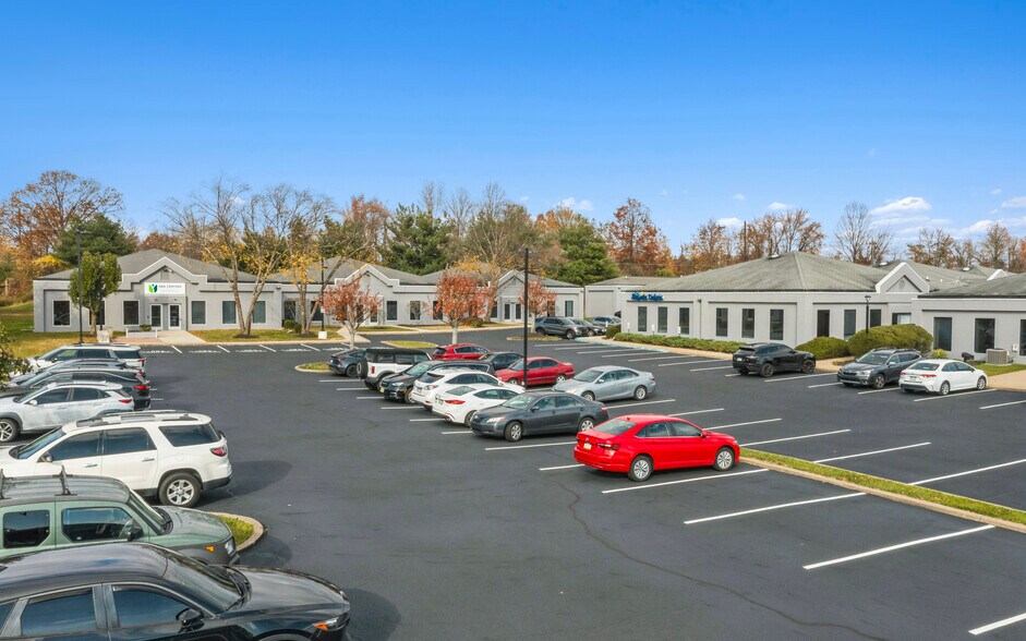 960 Town Center dr, Langhorne, PA à louer - Photo du bâtiment - Image 2 de 12