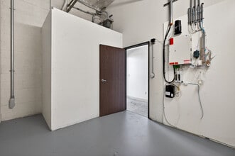 8116-8144 Deering Ave, Canoga Park, CA à louer Photo intérieure- Image 2 de 7