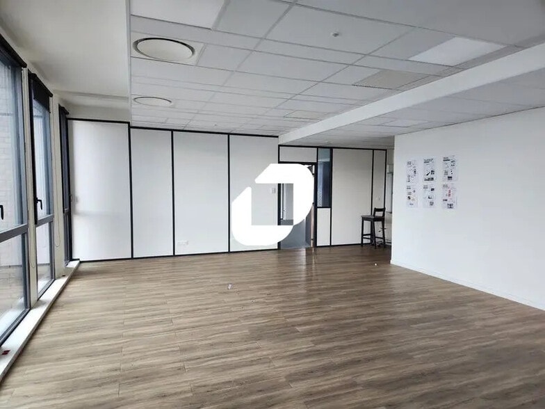 Retail in Bordeaux for lease - Building Photo - Image 2 of 17