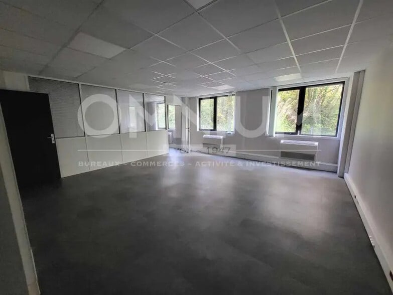 Flex in Dardilly for lease - Interior Photo - Image 3 of 9