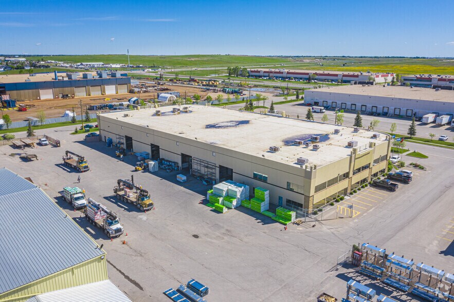 4949 51 St SE, Calgary, AB à louer - Photo du bâtiment - Image 2 de 3