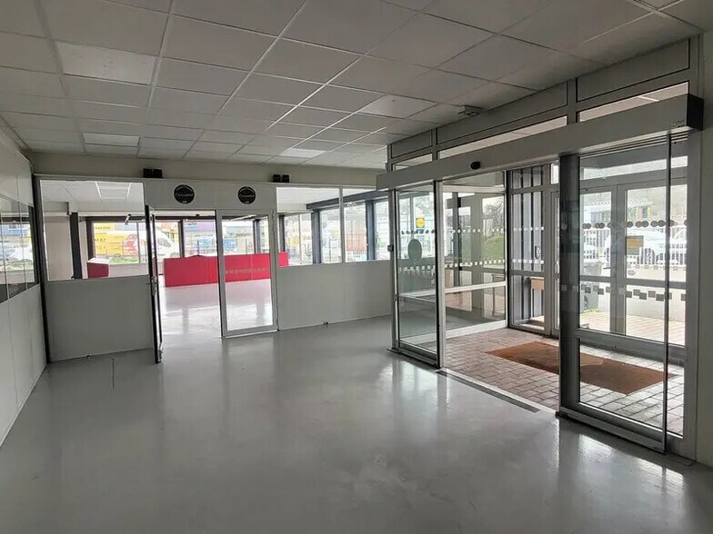 Flex in Sotteville-lès-Rouen for lease - Lobby - Image 3 of 14