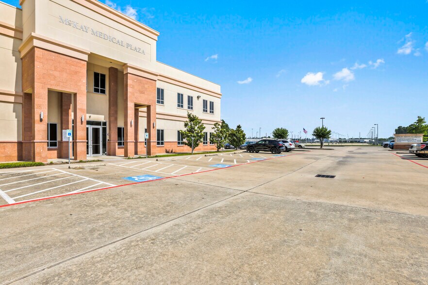18648 McKay Dr, Humble, TX à louer - Photo du bâtiment - Image 2 de 16